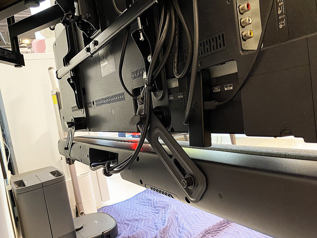 サウンドバーはテレビと共架できるように専用マウントで取付ました。