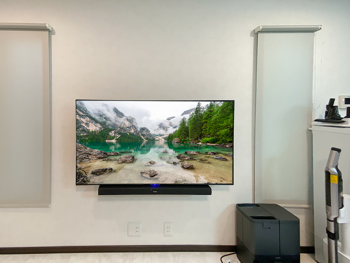 大阪府大阪狭山市の戸建て住宅で55インチテレビを壁掛け。テレビ背面にニンテンドースイッチ用設置スペースを新設し、サウンドバーも共架マウントで取り付けました。