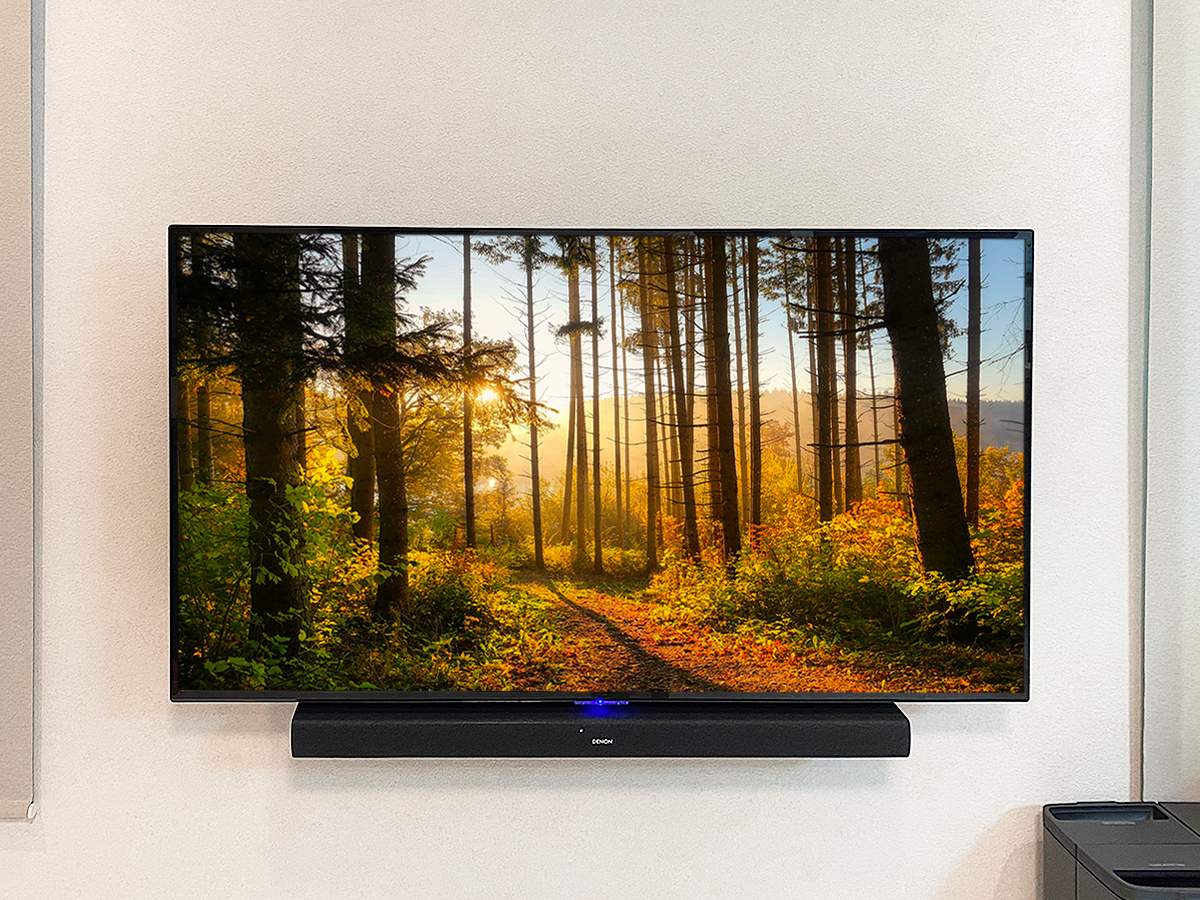 テレビは HLE-5501K。55型の液晶テレビです。上下左右可動式タイプで壁掛けしました。