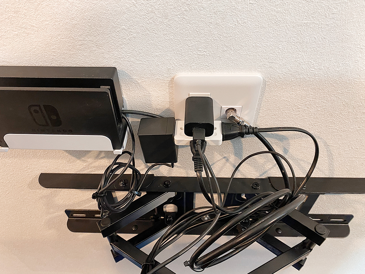 テレビ背面にニンテンドースイッチ用マウントを新設し、TV・ニンテンドースイッチ・サウンドバー用の電源コンセントも追加しました。
