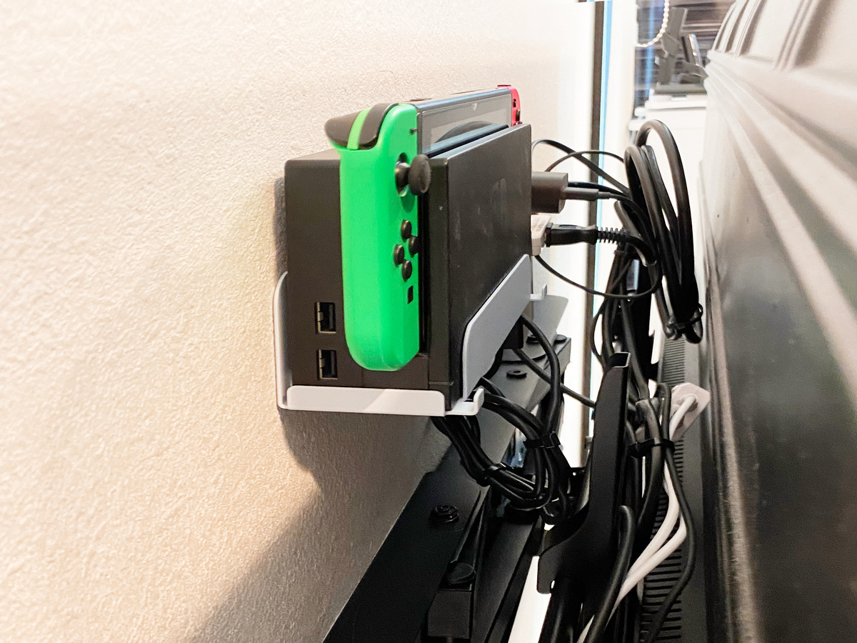 テレビ背面のスペースに新設したゲーム機置き場へ本体を収納した様子です。