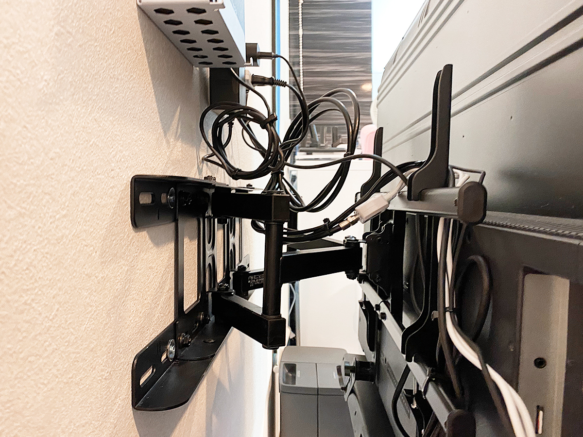 壁掛け金具は手前に引き出し、角度を変えられる可動式タイプ。ゲーム機の専用置き場もご用意しました。