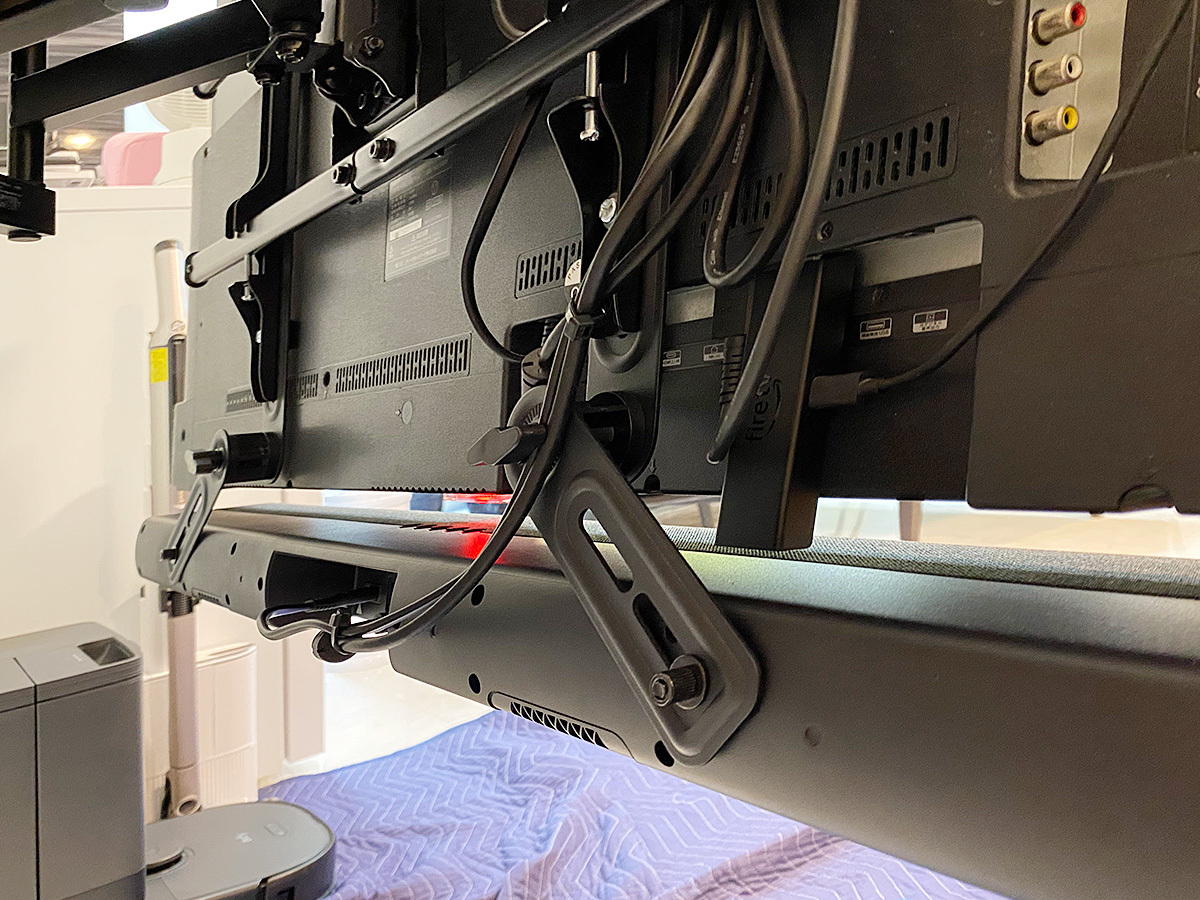 サウンドバーはテレビと共架できるよう、専用マウントで取り付け。テレビと一緒に角度を変えることができます。