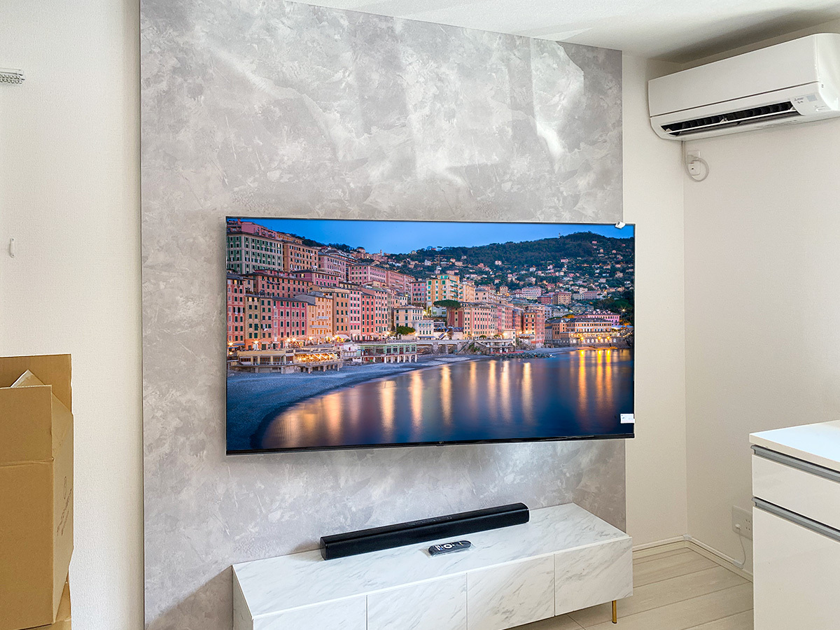 愛知県名古屋市で壁紙クロス仕上げのフェイクウォールPIXYを設置し、65型テレビを壁掛けしました。