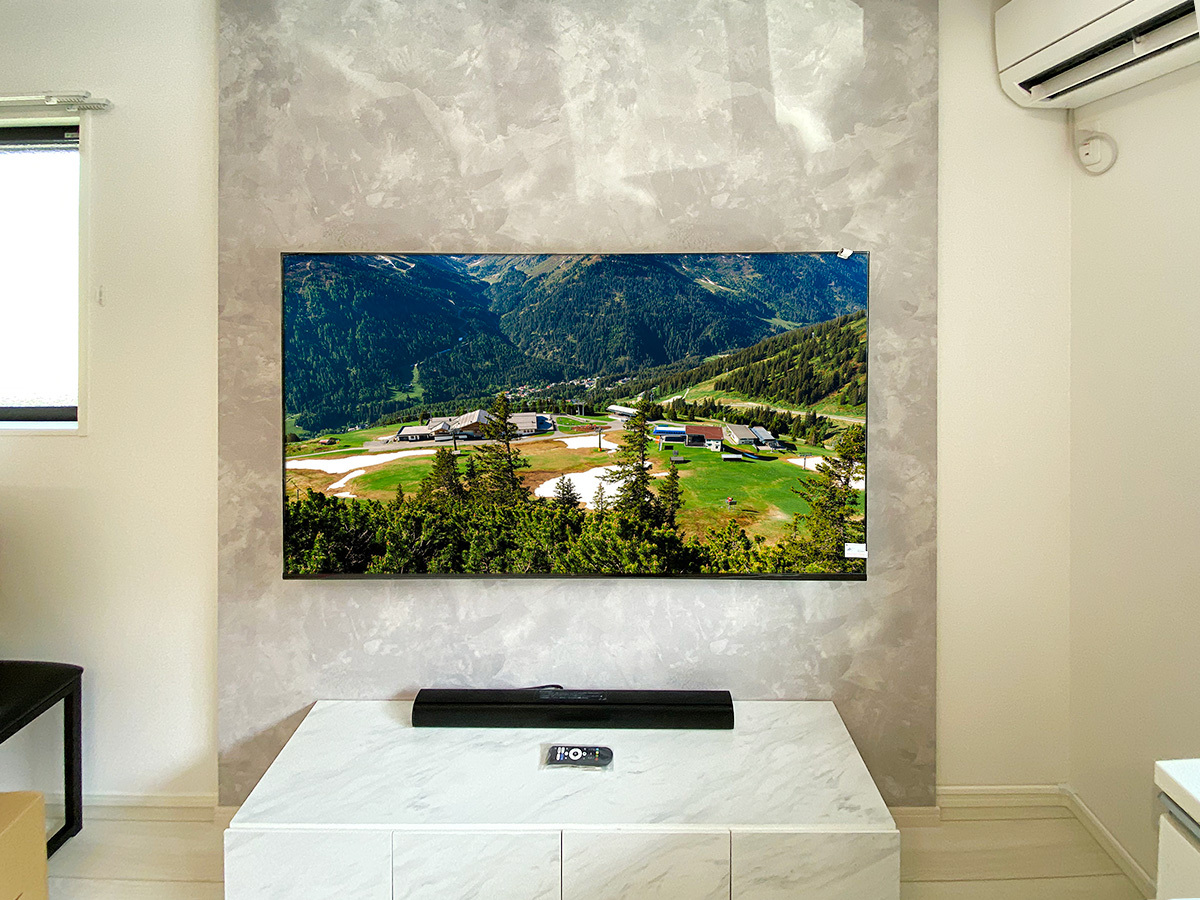 テレビはKTCのCG65-C2。65型のチューナー非搭載テレビです。壁掛け時のサイズは横幅1446mm、高さ834mm、厚みは95mm。重量は16.3kgです。