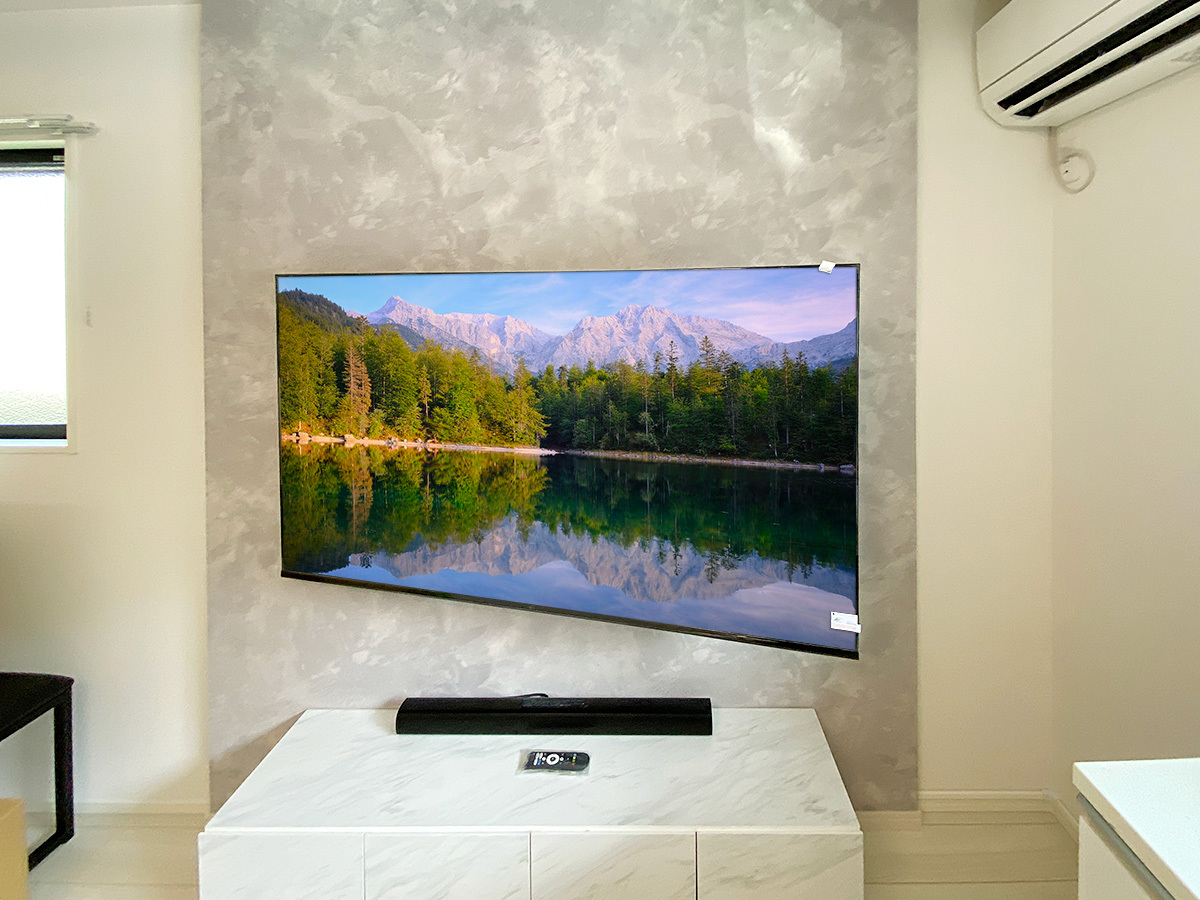 今回は可動式タイプの壁掛け金具を採用。テレビを手前に引き出し左右に首を振らせることが出来ます。