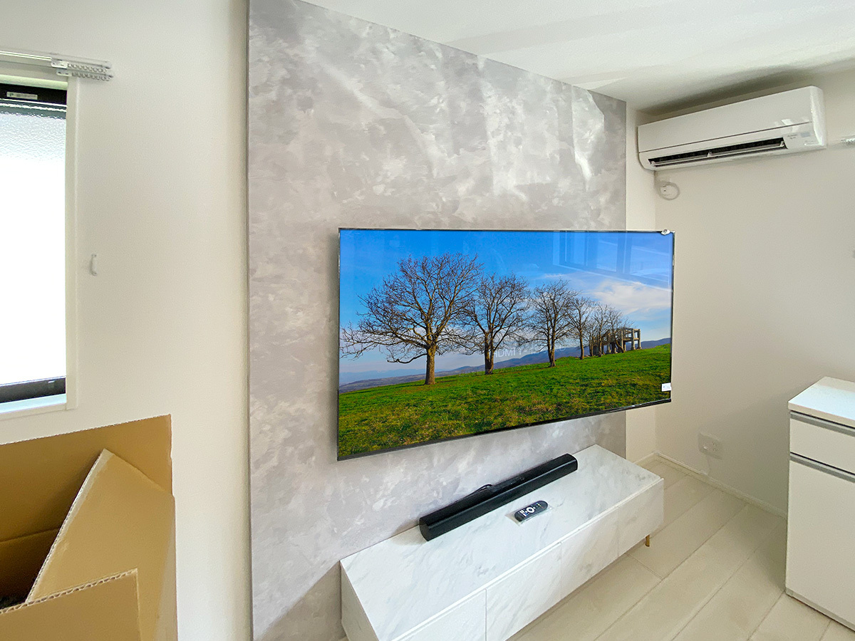 可動式タイプの金具は、隣接するキッチンなどからも視聴されたい方に人気です。