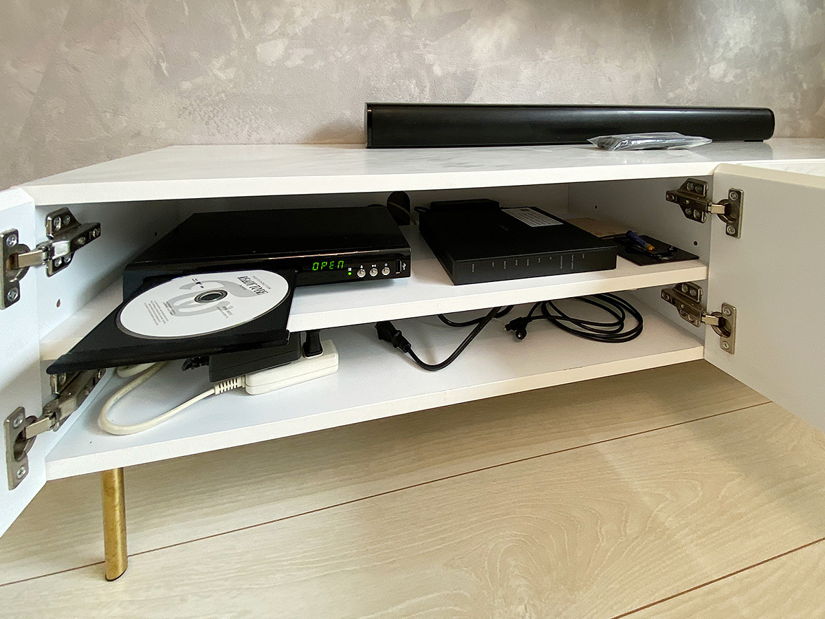 テレビボード内には録画機器などを収納。テレビとはPIXY内にケーブルを通すことで隠ぺい配線を実現しています。