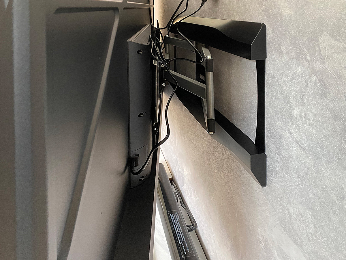 テレビ背面の様子。可動式タイプの金具の場合はケーブルにある程度のゆとりを持たせることが必須となります。