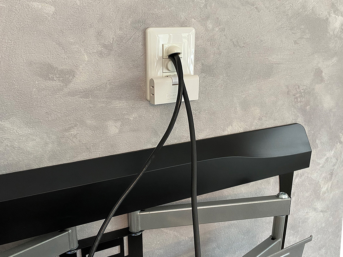 テレビで隠れる位置に新設した専用コンセント。100ボルト給電とレコーダーやチューナーへのHDMIケーブルのためのものです。