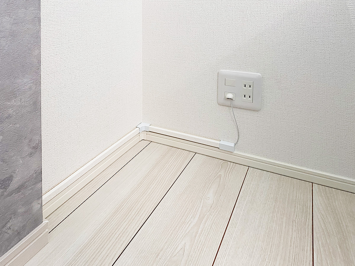 ご指定の壁面にはコンセントが無いため電源とアンテナ線は対角90度壁から延長する形に。ケーブルが目立たないよう同系色のカバーで丁寧に処理しています。