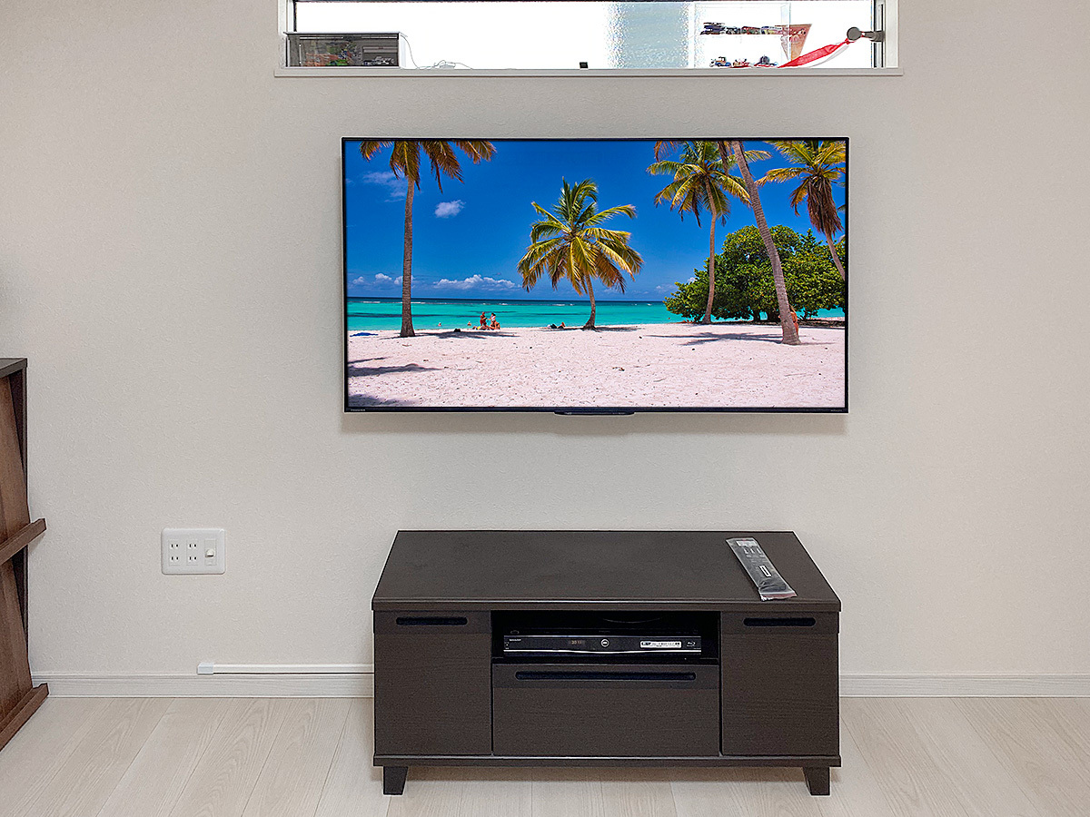 愛知県の知多市で55型の液晶テレビを石膏ボード壁に壁掛けしました。壁内部に補強を施し、なおかつ壁内配線を採用することですっきりとした外観に仕上げています。