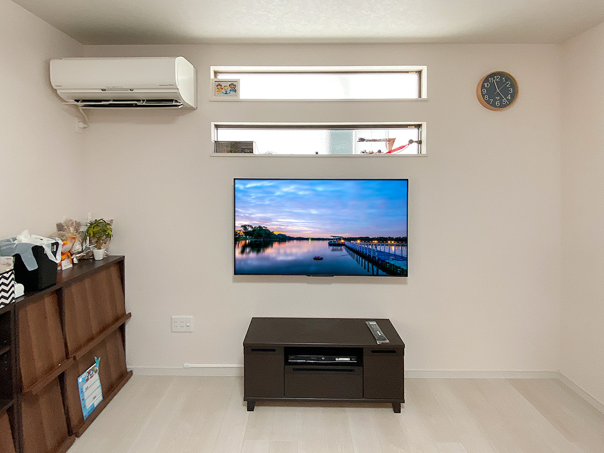 テレビは東芝レグザ 55Z570L。壁掛け時には脚部スタンドを使いません。本体サイズは横幅1230mm、高さは714mm、厚みは82mm。重量は15.1kgです。