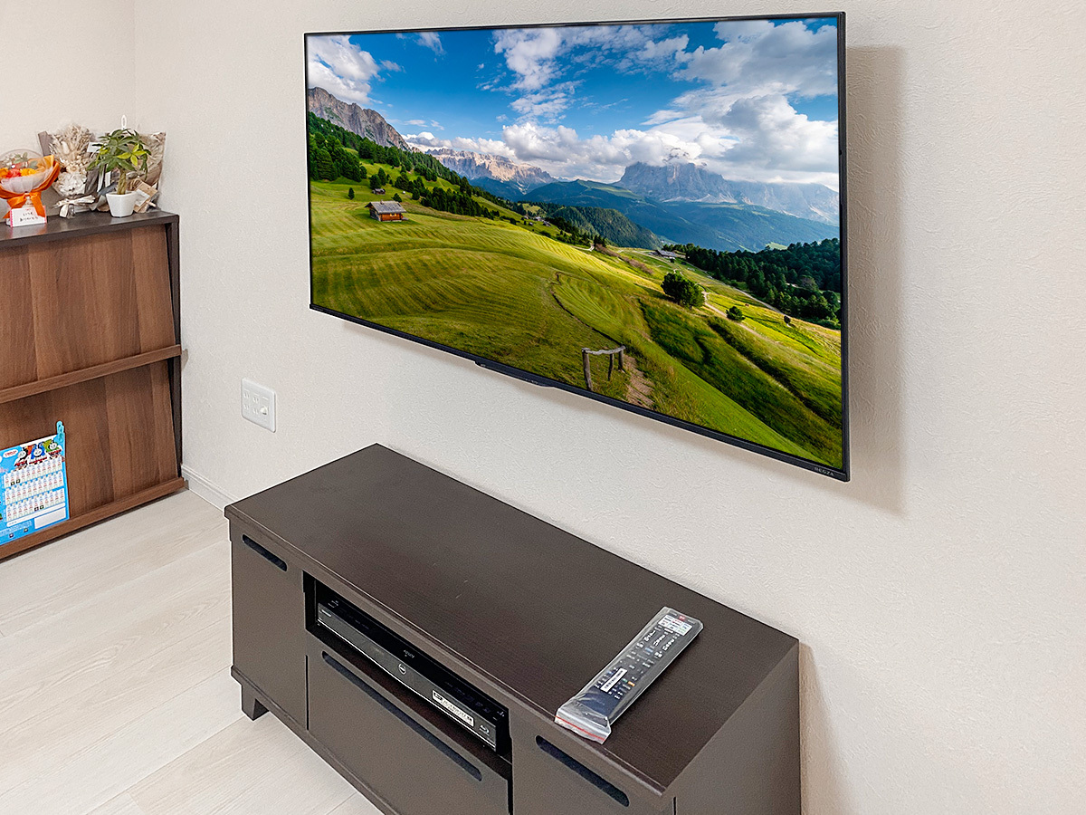 壁内に配線を通すことで、テレビの下から黒いケーブルが垂れてくるようなことはありません。