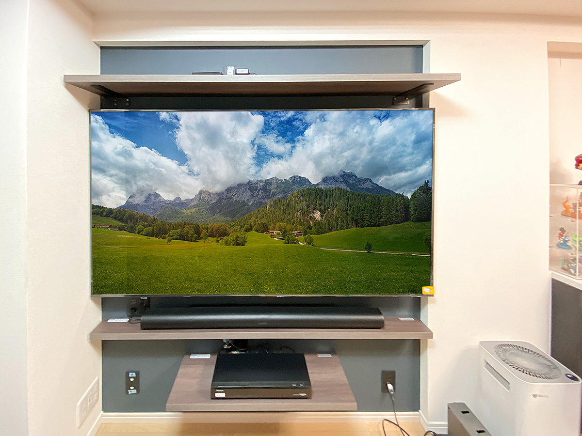 テレビはパナソニックビエラ TV-75W95B。テレビ本体のサイズは横幅1668mm、高さが957mm、厚みは最大で79mmです。