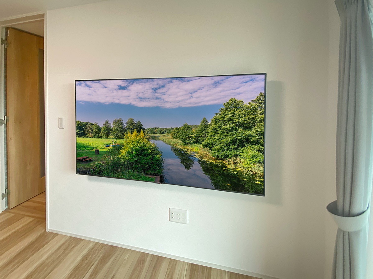 テレビはシャープのアクオス4T-C70CN1。70型の液晶テレビ。壁掛け時の本体サイズは横幅1564mm、高さ908mm、最大厚み104mm。重量は35.5kg。これに壁掛け金具の重量が加わりますので。壁内には十分な強度の下地補強が求められます。