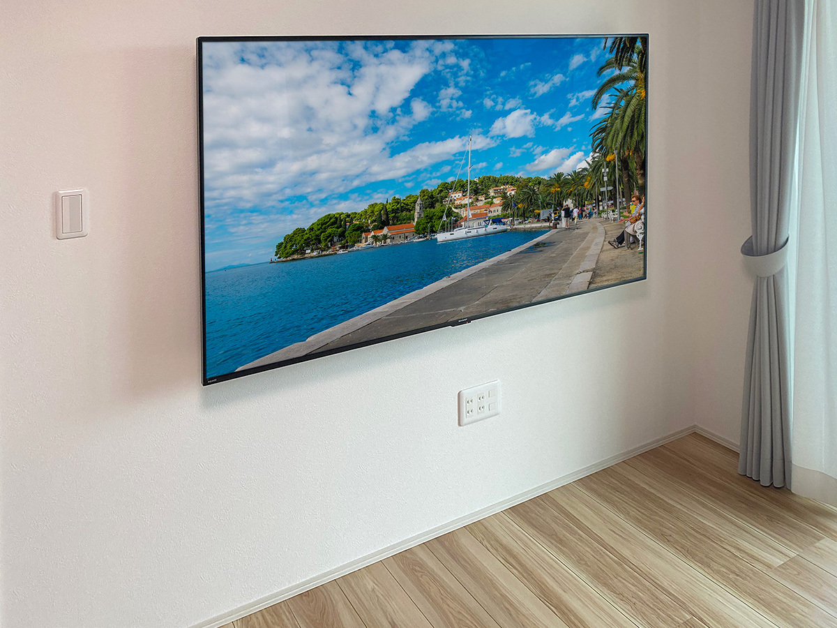 場所をとる大型テレビも壁掛けにすれば、お部屋に広い空間が生まれます。テレビの買い替えで置き場所に悩んでいる方はぜひ壁掛けをご検討ください。