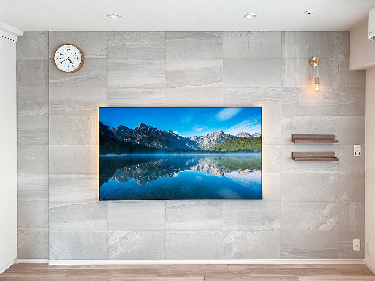 テレビはソニーブラビア XRJ-75X90L。75型の液晶テレビです。壁掛け時の本体サイズは横幅1668mm、高さ959mm、厚み59mm。重量35.4kg。