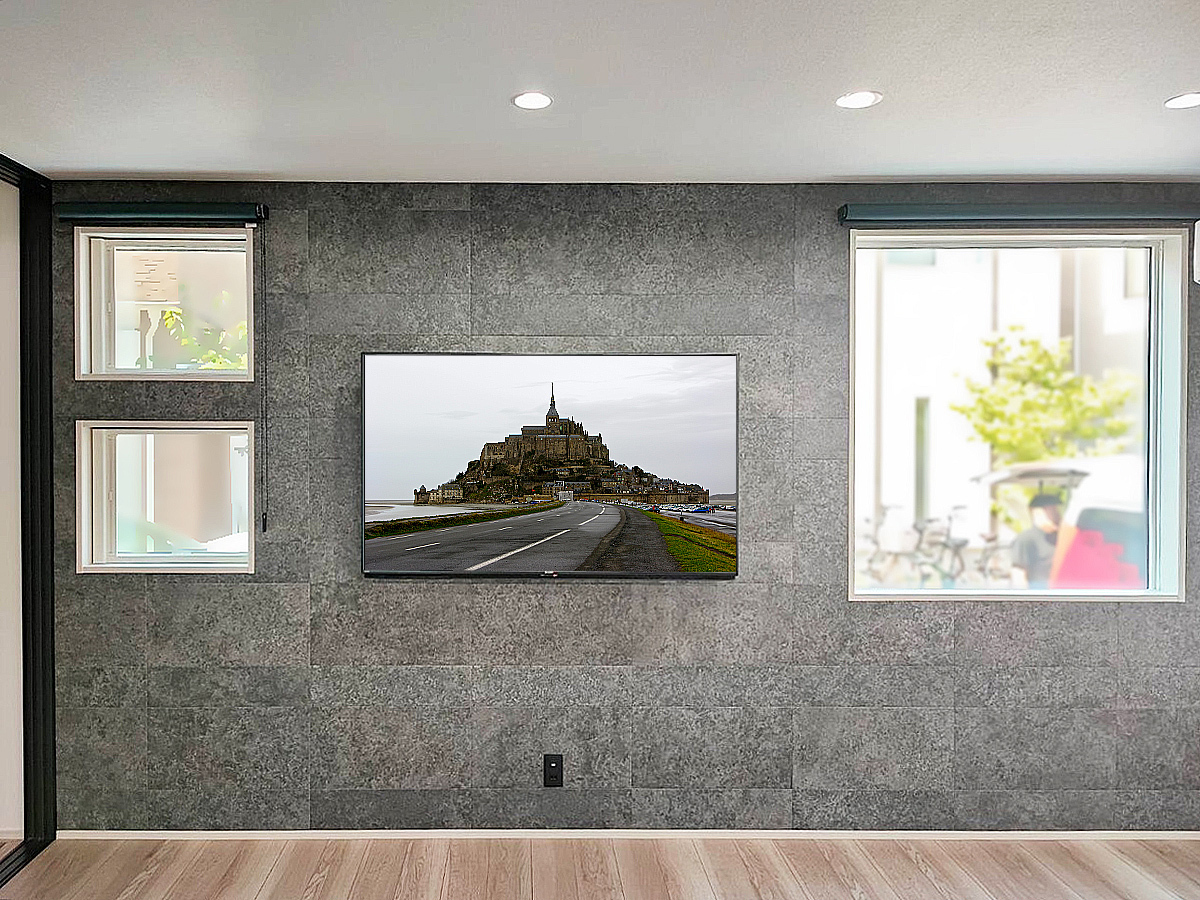 大阪府堺市の戸建て住宅でエコカラット（ディープバサルト）を同時施工し、シャープ アクオス60インチテレビを壁掛けしました。