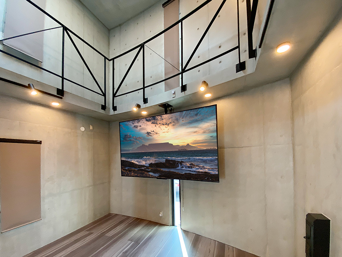 名古屋市での大型テレビ天吊り工事です。コンクリートの天井に天吊り金具を取り付け、100型の大型液晶テレビを天吊りしました。