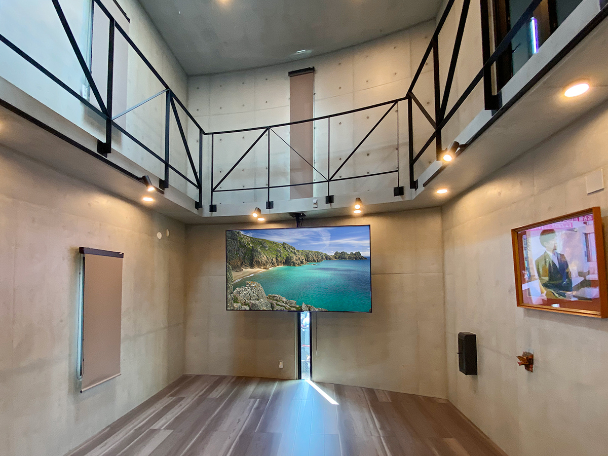 テレビは東芝100Z770N。天吊り時のサイズは横幅が2235mm、高さが1290mm、テレビ本体の厚みは最大89mm。重量は73.1kg。