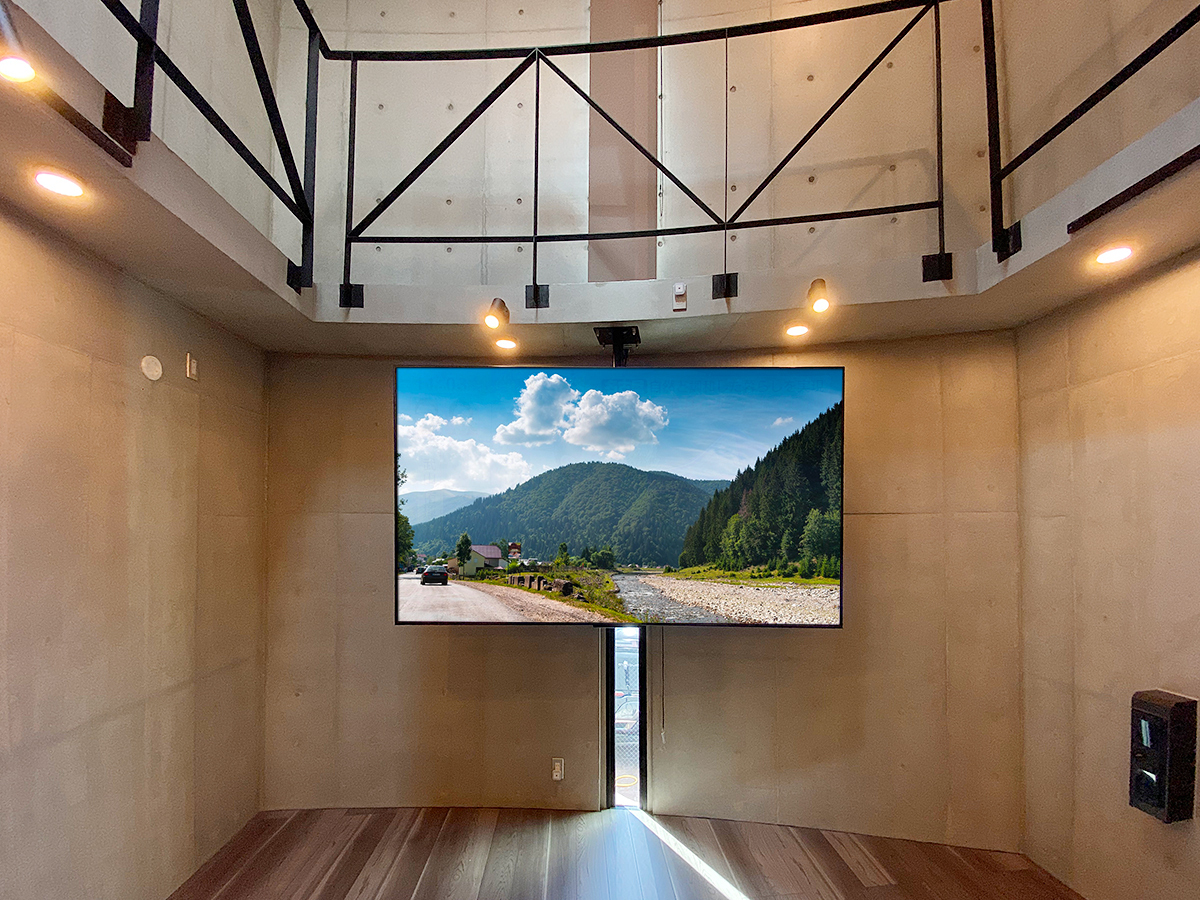 天吊りテレビもカトー電器が得意とする工事です。天井側における補強の有無などで工事の難易度は大きく変わってきます。