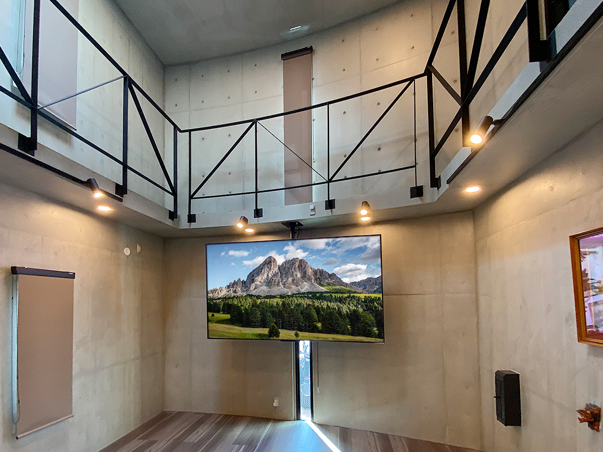 たとえ超大型テレビでも壁掛けや天吊りにすれば場所も取らずお部屋が広々と使えます。