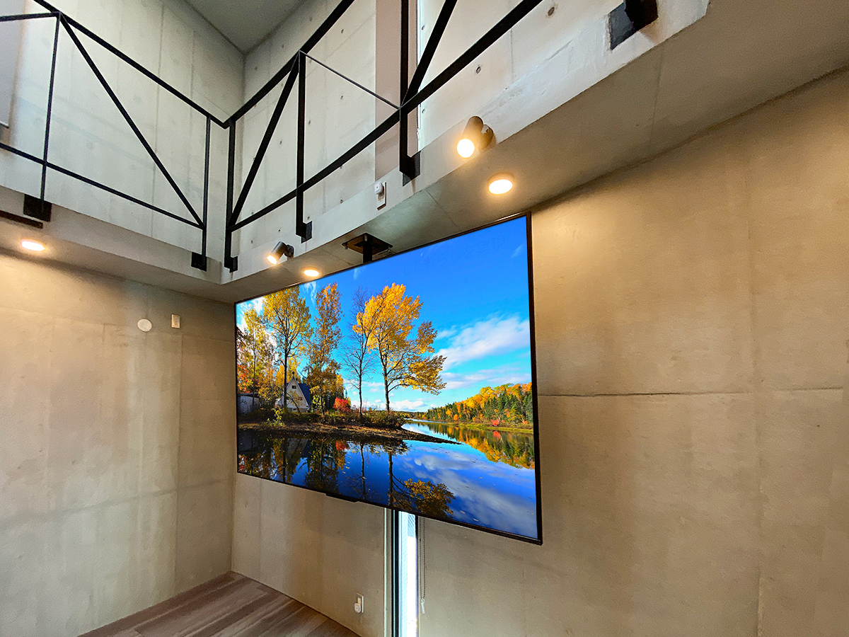 テレビに必要な電源やアンテナ線は天井部の既存コンセントから。ケーブル処理も見せ場の一つです。