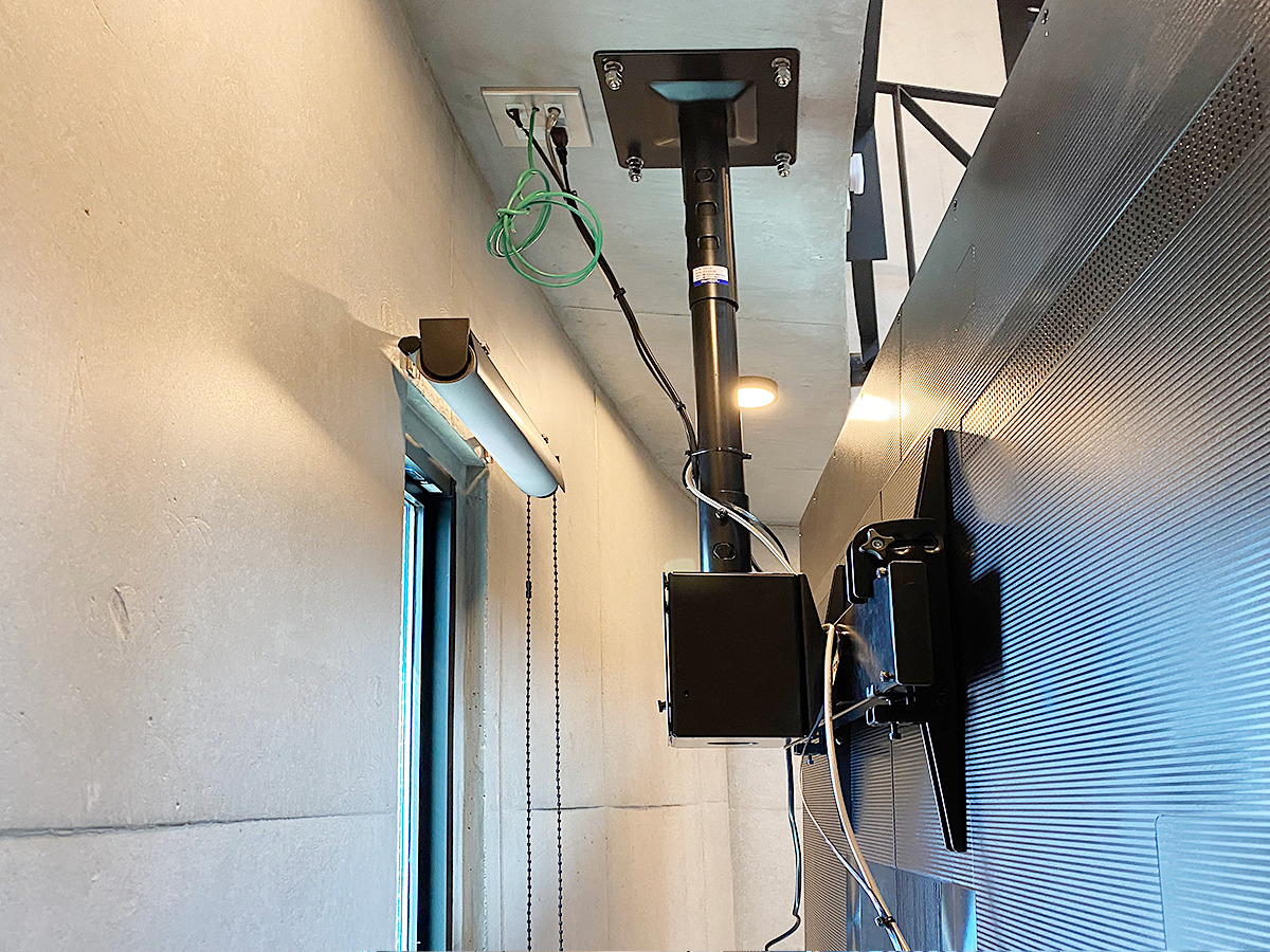 工事完了後に側面から撮影しました。天吊り金具がコンクリート天井にきっちり取り付けられているのかお分かりいただけるでしょうか。