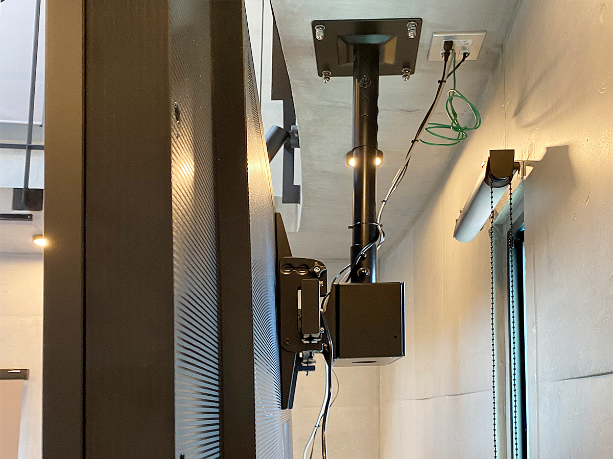 反対側からも撮影。LANケーブルやアンテナ線、100ボルト電源の処理もご注目ください。