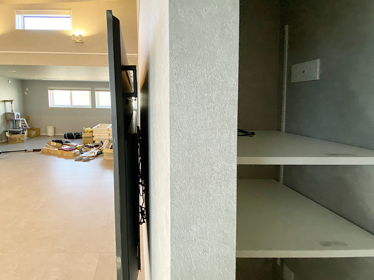 レコーダー機器はテレビ横に作られた収納棚に配置される予定です。収納棚までHDMIケーブルを配線しました。