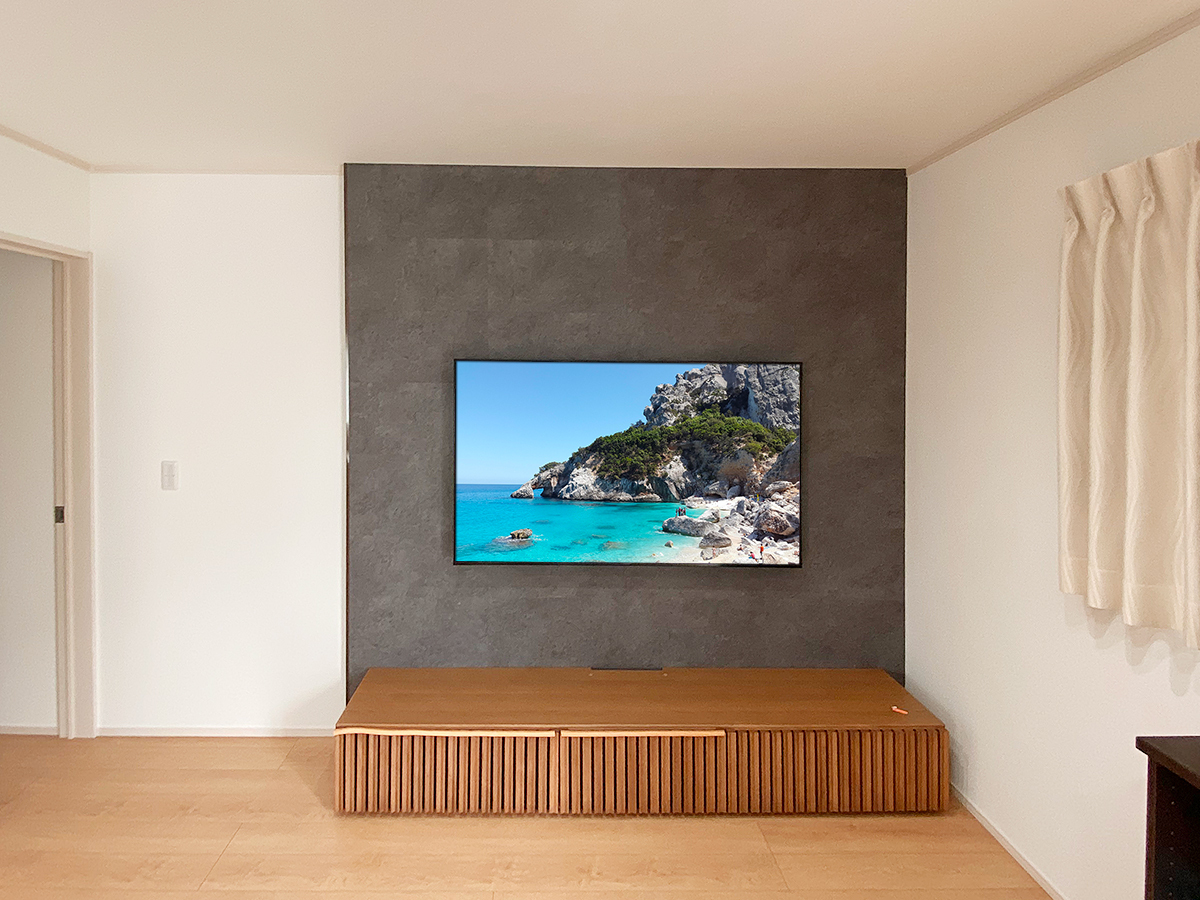 PIXYのサイズは縦横ともに2400㎜。テレビはパナソニックビエラ「65W90A」。65型の液晶テレビ。横幅は1451mm、高さ839mm、厚みは84mm。重量は22kgです。