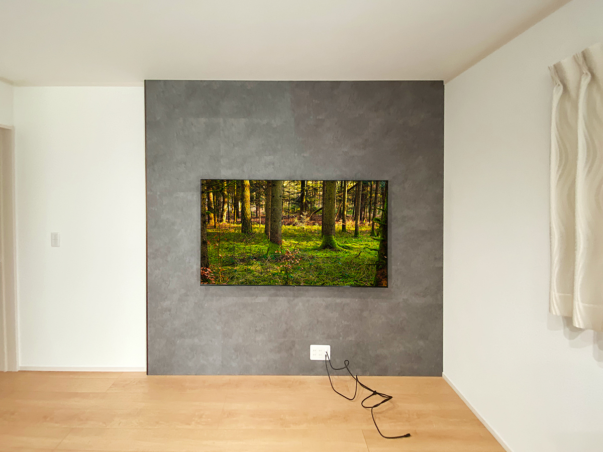 テレビの壁掛けが終了し、PIXY内を経由してHDMIケーブルを床上コンセントから引き出したところ。このあと既存のテレビボードを設置しなおします。