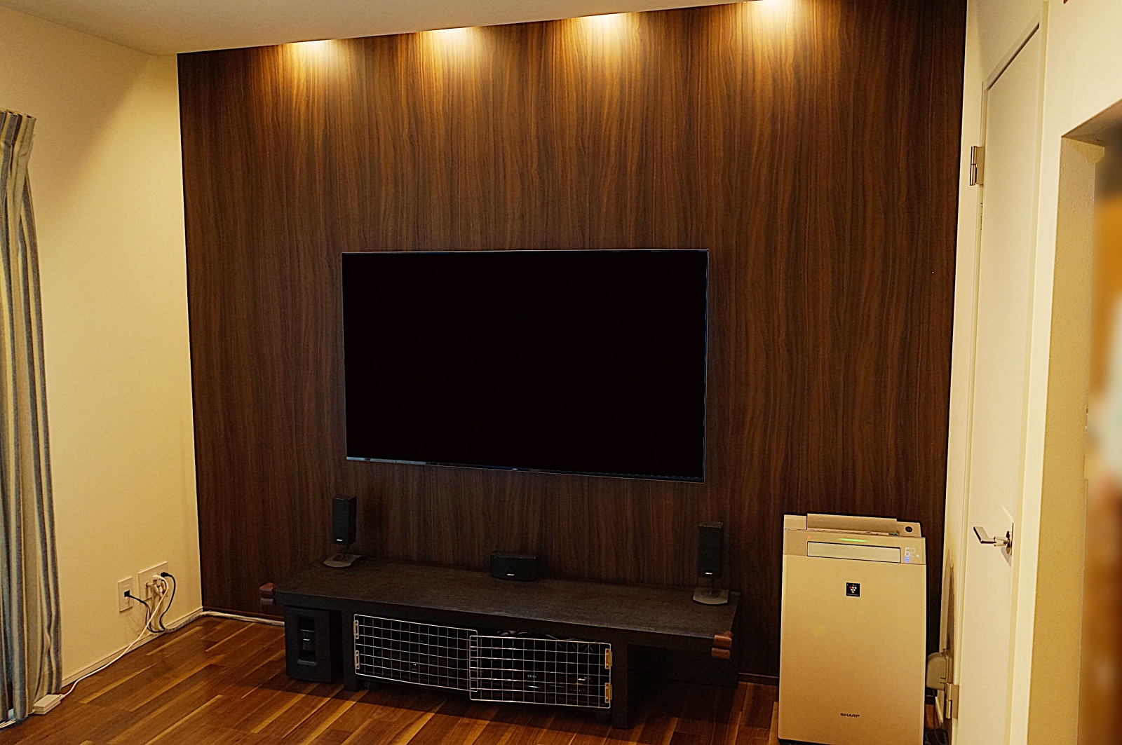 アクセントクロスとスポットライトが印象的なリビングにソニー・ブラビア65インチ有機ELテレビ「KJ-65A8F」を壁掛け