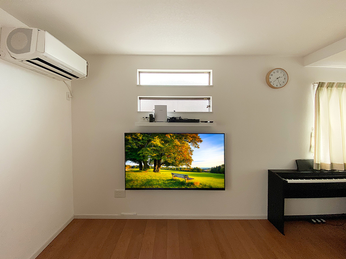 三重県四日市市で明り取りの窓下に65インチテレビを壁掛けし、レコーダー置き場として棚を新設しました。 三重県四日市市で明り取りの窓下に65インチテレビを壁掛けし、レコーダー置き場として棚を新設しました。