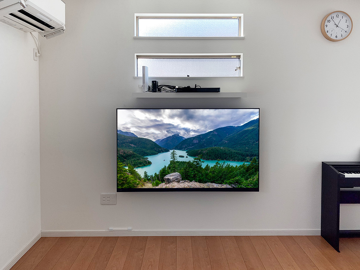 テレビは東芝レグザ 65Z875R。壁掛け時のサイズは横幅が1448mm、高さが856mm、厚みが69mm。重量は25.6kgです。 テレビは東芝レグザ 65Z875R。壁掛け時のサイズは横幅が1448mm、高さが856mm、厚みが69mm。重量は25.6kgです。