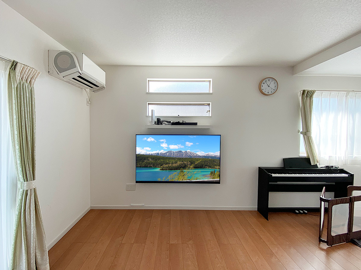 左の床上コンセントから電源とアンテナ線を延長。テレビの裏側にコンセントを作り、さらに棚にもコンセントを新設しています。 左の床上コンセントから電源とアンテナ線を延長。テレビの裏側にコンセントを作り、さらに棚にもコンセントを新設しています。