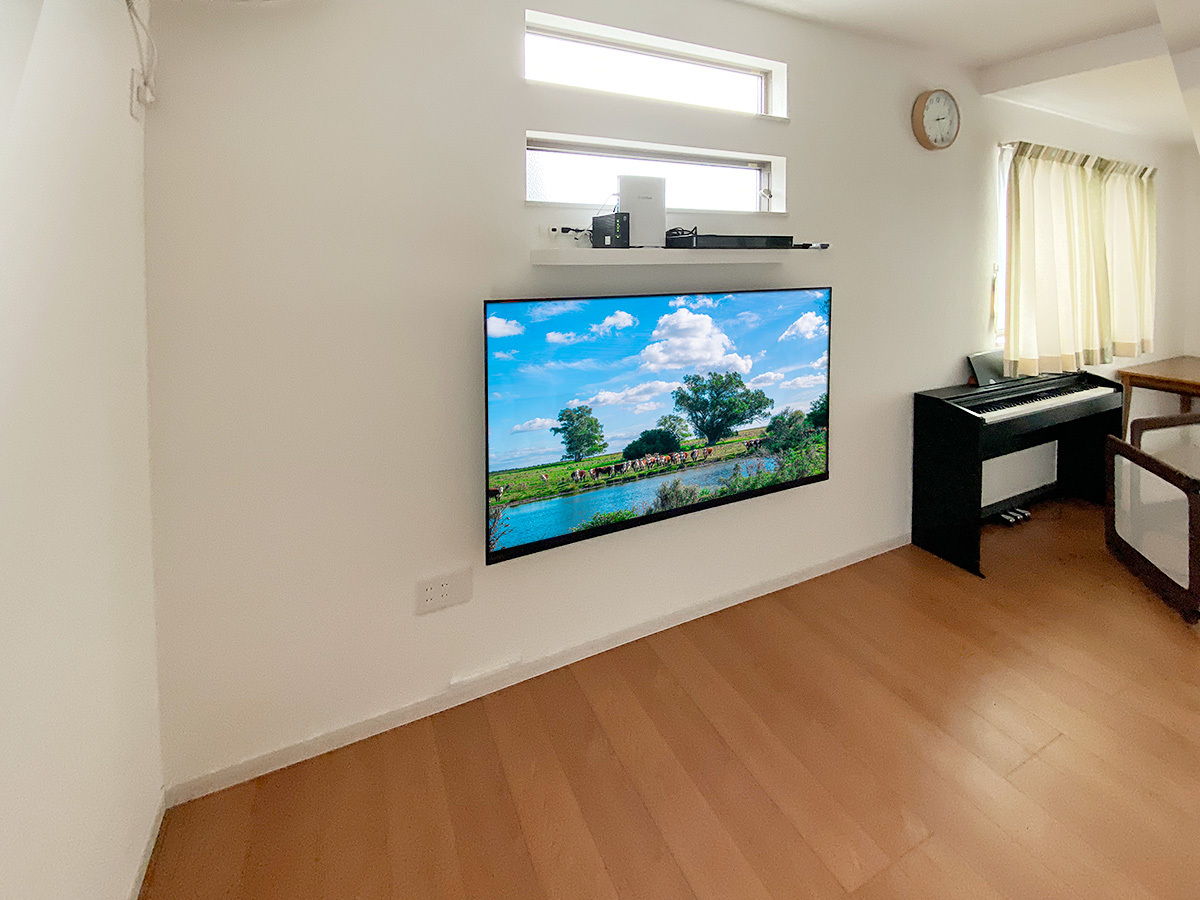 お子さんの手が届きにくいテレビ上部にレコーダー機器の置き場として棚を一枚新設しました。 お子さんの手が届きにくいテレビ上部にレコーダー機器の置き場として棚を一枚新設しました。