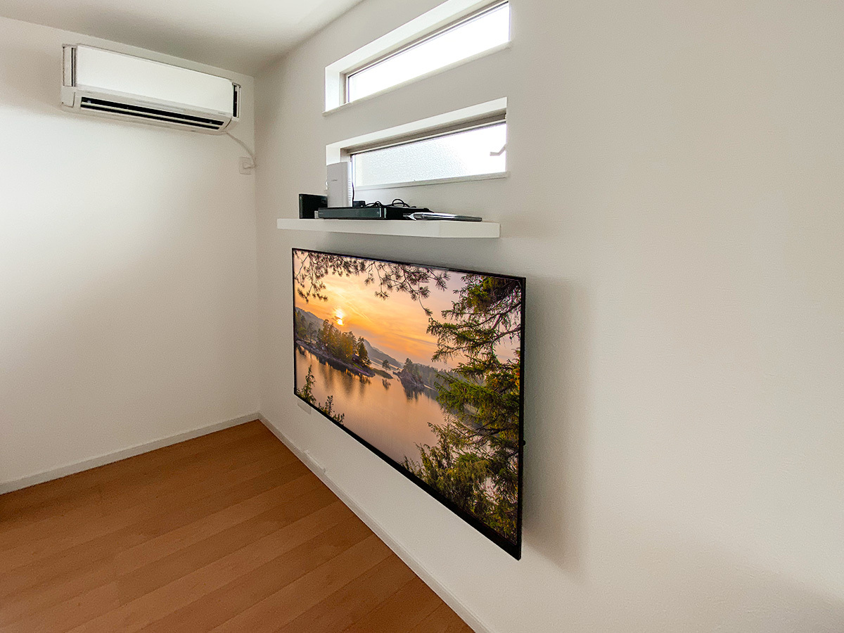 壁内部で補強し、しっかりとした金具で固定しているため、お子さんのいたずらなどでテレビが手前に倒れてくるような心配もありません。 壁内部で補強し、しっかりとした金具で固定しているため、お子さんのいたずらなどでテレビが手前に倒れてくるような心配もありません。