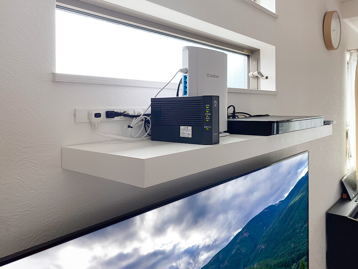 明り取りの窓が迫っているため、コンセントパネルは写真のように横長タイプのタイプを採用しました。 明り取りの窓が迫っているため、コンセントパネルは写真のように横長タイプのタイプを採用しました。