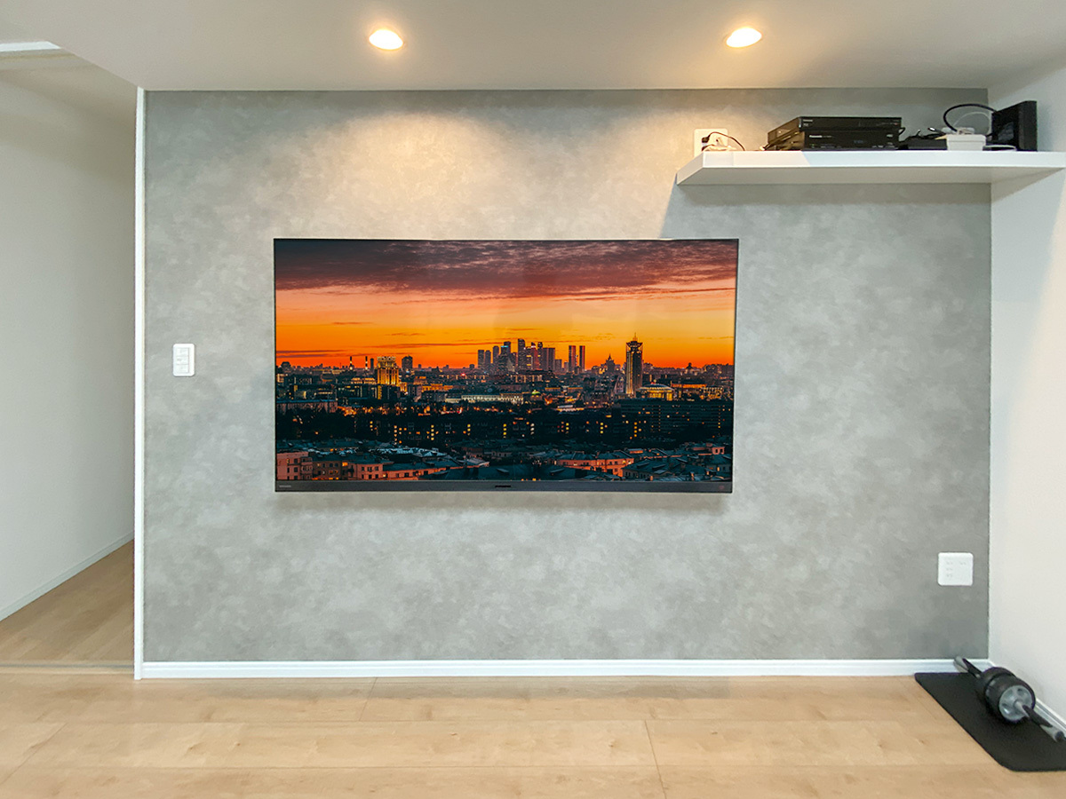 右上のスペースにはレコーダ機器としてウォールシェルフを設置。録画用機器の置き場となりました。専用コンセントもあります。