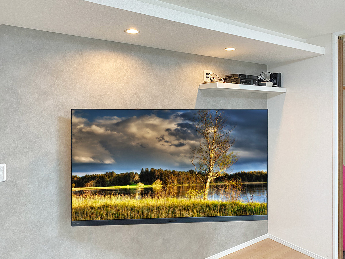 これはテレビを手前に引き出し、少し向きを変えてみたところ。隣接するキッチンなどからも見やすくなります。