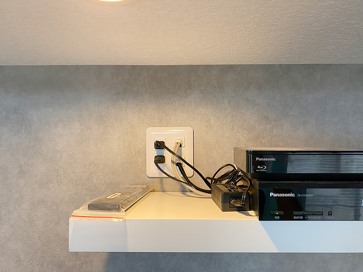 ウォールシェルフ側に用意された専用コンセント。HDMIケーブルが壁内経由してテレビへとつながっています。