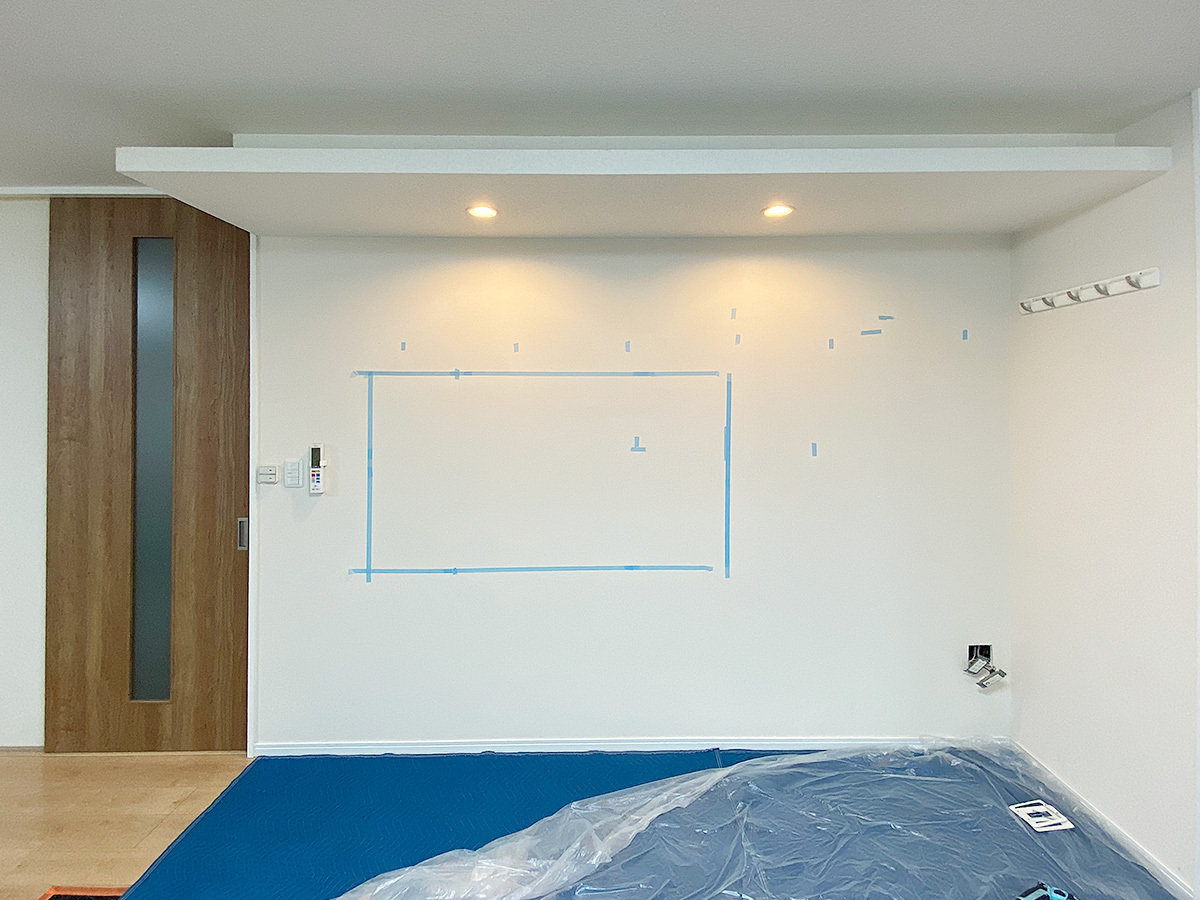 壁掛け工事前の一枚です。この壁に補強、コンセント増設してから、壁紙クロスを張ります。