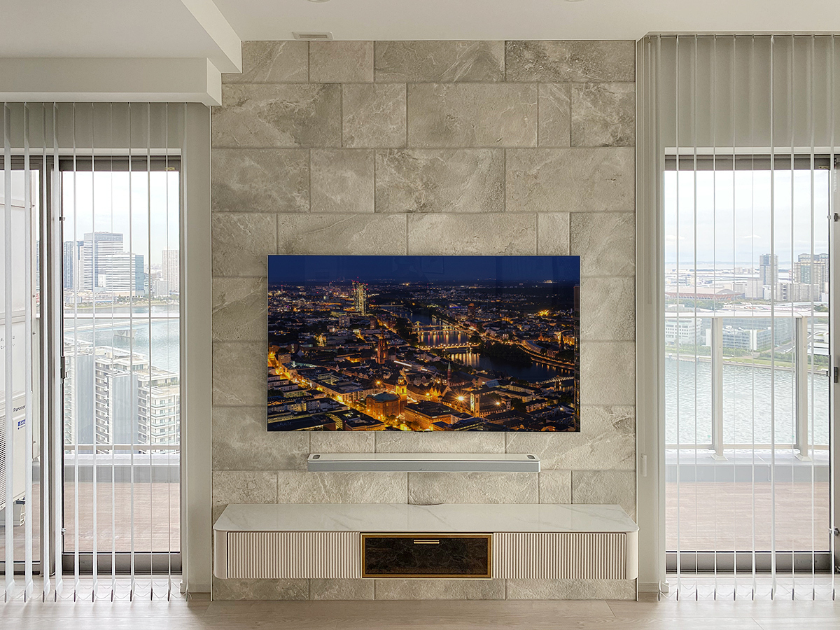 東京都中央区のマンションでフェイクウォールPIXYを施工しエコカラットを貼ってからテレビとサウンドバー、テレビボードを壁掛けしました。