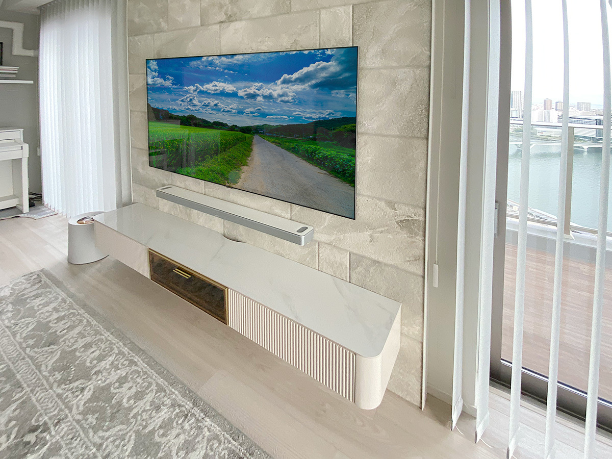 テレビはLGの有機ELテレビ「OLED65G4PJB」。壁掛け時の本体サイズは横幅1441mm、高さ826mm。厚みは24mmという薄さ。重量は23.8kgです。