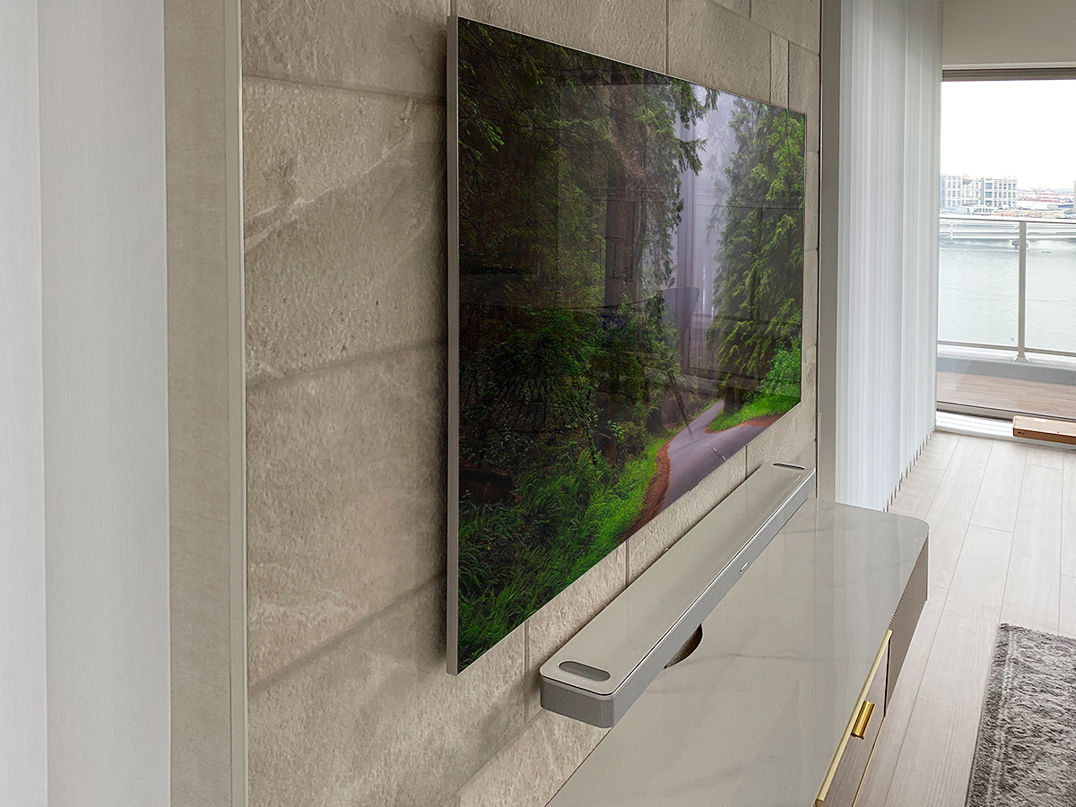 壁掛け金具はLGの純正金具を採用することで壁面とテレビがピタッと密着できるほどの薄さを実現しました。
