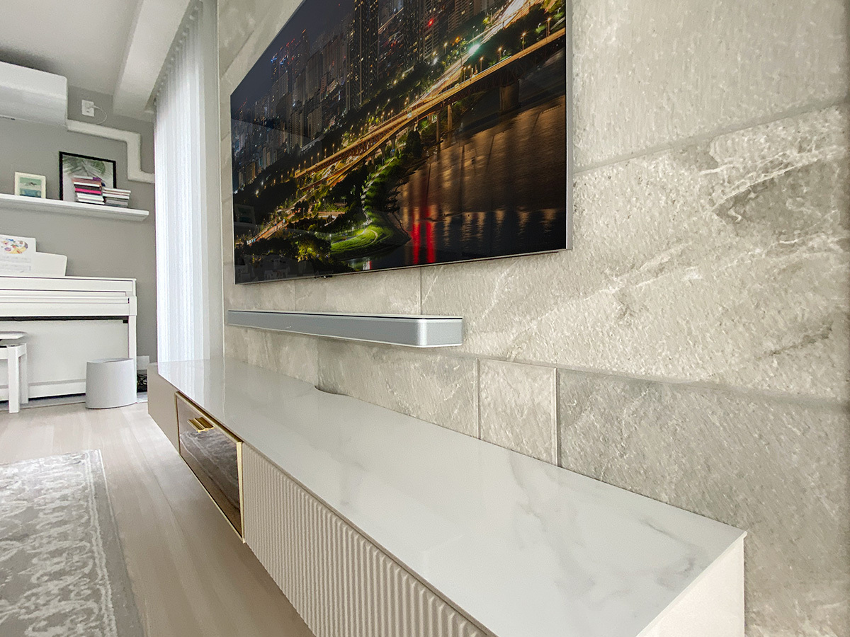 テレビ下にはサウンドバーを壁掛けしました。テレビとはPIXY内部を経由して接続することでケーブルを見せないようにしています。