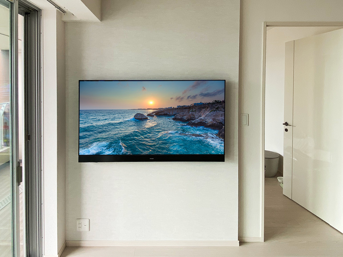 テレビはビエラ TH-55JZ2000。55インチ有機ELテレビ。壁掛け時の本体サイズは横幅1227mm、高さ764mm、本体厚み69mm。重量は18.5kgです。