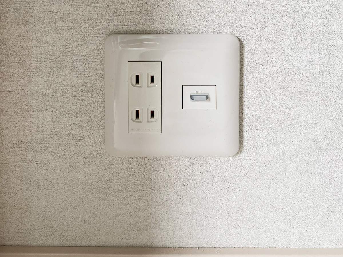 HDMI端子にゲーム機やパソコンをつなげると壁掛けテレビに映像とサウンドが出力されます。遊び終えたらケーブルを抜いて所定の位置に片づければPIXY周りはいつも広々。